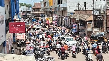 'लॉकडाऊन' चा निघाला आदेश... अन बाजारपेठेत ग्राहकांची झुंबड !