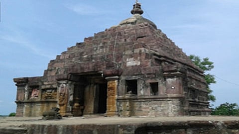 तालुक्‍यातील वैरागड येथे ऐतिहासिक किल्ला, भंडारेश्‍वर, गोरजाई मंदिर, आदिशक्ती माता व काही हेमाडपंती मंदिरे आहेत. मात्र, या मंदिरांच्या डागडुजीकडे पुरातत्त्व विभागाने दुर्लक्ष केल्याने ही मंदिरे शेवटच्या घटका मोजत आहेत.