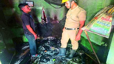 प्राप्त माहितीनुसार अंकुश रामटेके हे मागील काही वर्षापासून जोगेश बोरीकर यांच्या घरी भाड्याने राहतात. गुरुवारी सकाळी नेहमीप्रमाणे त्यांनी आपली दैनंदिन कामे उरकून पूजा घरात दिवा लावला. ते कामानिमित्त सपत्निक बाहेर निघून गेले.