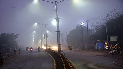 परभणी शहरावर शनिवारी सकाळी धुक्याची चादर पसरली होती.