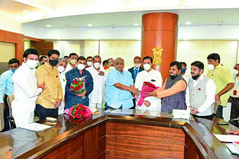 अमरिश पटेल यांनी विधान परिषद सदस्यत्वाची घेतली शपथ 