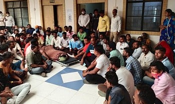 यादीत नाव न आल्याने धक्का बसला आणि मृत्यू झाला; मग काय संतप्त नातेवाईक मृतदेहासकट पालिकेत धडकले