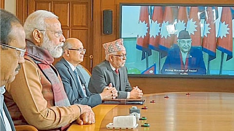 नवी दिल्ली - पंतप्रधान नरेंद्र मोदी आणि नेपाळचे पंतप्रधान के. पी. शर्मा ओली यांनी मंगळवारी व्हिडिओ कॉन्फरन्सिंगद्वारे जोगबानी-बिरातनगर संयुक्त तपासणी चौकीचे उद्‌घाटन केले.