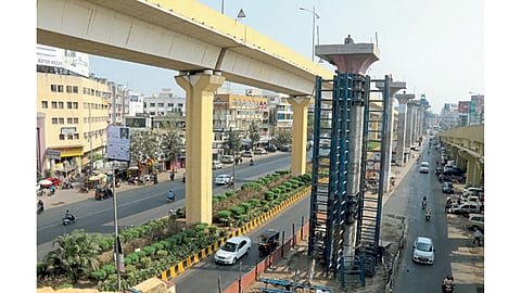 नाशिक फाटा चौक - सेफ्टी ऑडिट न झाल्याने वाहतुकीचा बोजवारा उडाला आहे.