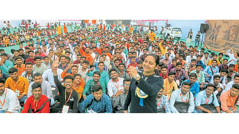 मुकुंदनगर - अखिल भारतीय विद्यार्थी परिषदेच्या अधिवेशनात रविवारी निधी त्रिपाठी यांनी विद्यार्थ्यांशी संवाद साधण्यापूर्वी ‘भारत माता की जय... वंदे मातरम्‌’ अशा घोषणा देऊन उत्साह निर्माण केला.