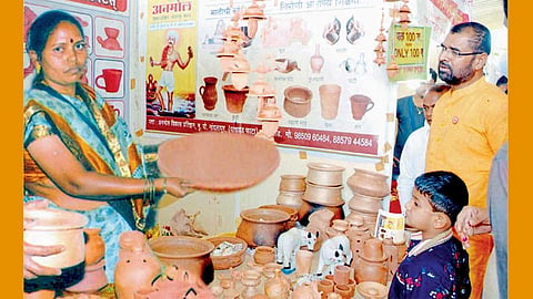 कऱ्हाड - राज्यमंत्री सदाभाऊ खोत यांनी मातीची भांडी विकत घेण्यापूर्वी नीता कुंभार यांच्याकडून त्याबाबत माहिती घेऊन समाधान व्यक्त केले.