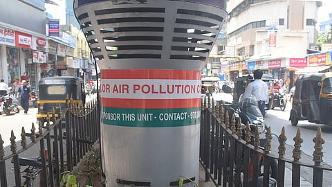 ठाणे : रेल्वे स्थानक परिसरात लावण्यात आलेले धूळ शोषण यंत्र.    (छायाचित्र : दीपक कुरकुंडे)