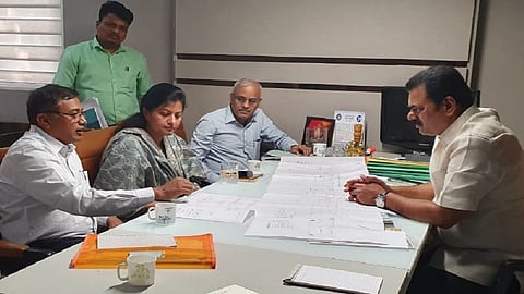 रेल्वे अधिकाऱ्यांकडून माहिती घेताना खासदार कपिल पाटील. 