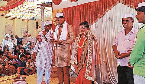 पार्डी (ता. वाशी) : नवदाम्पत्य काजल व कपिल. 
