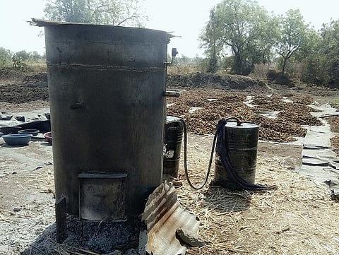एकुरगा (ता. उमरगा) : कच्ची हळद उकडण्याच्या कुकरचे संग्रहित छायाचित्र. 