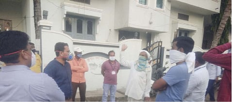 उमरगा : न्यू बालाजीनगर परिसराची पाहणी करताना उपविभागीय अधिकारी विठ्ठल उदमले, तहसीलदार संजय पवार, वैद्यकीय अधीक्षक डॉ. पंडीत पुरी.  -