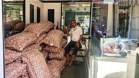 पाली : येथील सराफाच्या दुकानात विकण्यासाठी ठेवलेले कांदे.