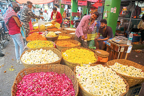 फुलांचा बाजार फुलला! मंदिरे बंद असल्यामुळे मागणी निम्‍म्यावर
