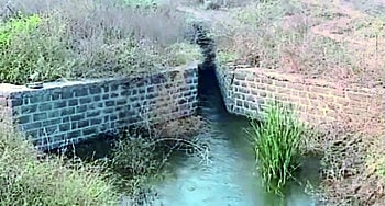 कालव्याचे गेट अर्धवटच बंदमूळे हिवरा धरणातील पाण्याची नासाडी 