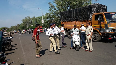 पिंपरी - वाहतूक पोलिसांनी "नो ट्राफिक व्हायोलेशन झोन'' या अंतर्गत पिंपरी चौक ते शगुन चौक दरम्यान वाहतूकीचे नियम न पाळणाऱ्या वाहन चालकांवर मोठ्या प्रमाणात कारवाई केली.