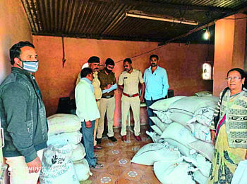 काळा बाजारात जाणारा रेशनचा माल पकडला; पून्हा चोरीला गेला आणि पोलिसांनी पकडला  