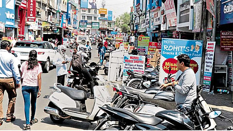 पिंपरी बाजारपेठेत पदपथ आक्रसले