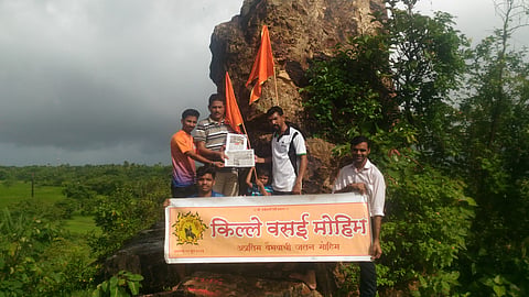 विरार ः राष्ट्रध्वजास मानवंदना देताना दुर्गमित्र