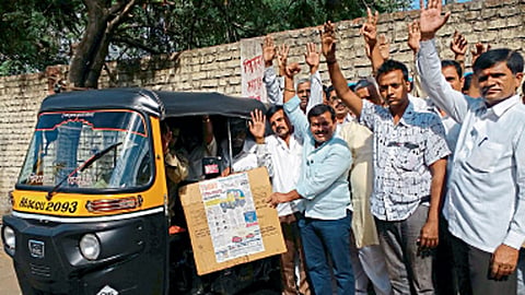 पिंपरी - येथील रेल्वे स्टेशनबाहेर श्री शितलादेवी रिक्षा स्टॅण्डवर क्रांती रिक्षा सेनेच्यावतीने मीटरप्रमाणे भाडे आकारणी उपक्रमास सुरवात झाली. यावेळी संघटनेचे अध्यक्ष श्रीधर काळे, विश्‍वनाथ कुमार, प्रभाकर पवार, बबन जाधव यांच्यासह रिक्षा चालक उपस्थित होते.