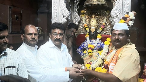 उद्धव ठाकरे मुख्यमंत्री व्हावेत यासाठी 'तो' पत्नीसह चालला 100 किमी