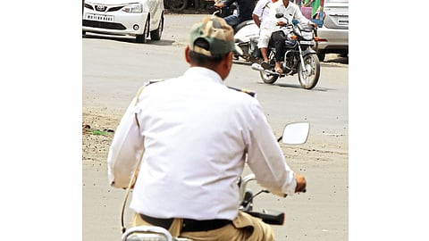 सातारा - कायदा राबविण्याची जबाबदारी पोलिसांची आहे. मात्र, त्रासदायक कायदे- नियम पाळायला त्यांनाही जिवावर येते. हेल्मेटसक्तीच्या निर्णयापूर्वी मुक्त ड्रायव्हिंगचा आनंद घेणाऱ्या या पोलिस मामांना हेच तर सांगायचे नसेल.