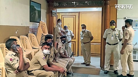 पिंपरी - महापालिका स्थायी समितीचे विद्यमान अध्यक्ष संतोष लोंढे यांच्या कार्यकाळातील शेवटची सभा शुक्रवारी रात्री झाली, त्या वेळी सभागृहाबाहेर असलेला पोलिस बंदोबस्त.
