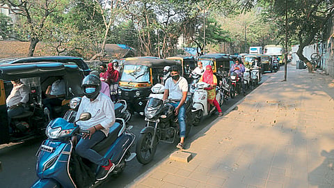 पुणे स्टेशन रस्ता - मुंगीच्या पावलाने सरकणाऱ्या रहदारीमुळे वाहनांची दूरवर रांग लागत आहे.