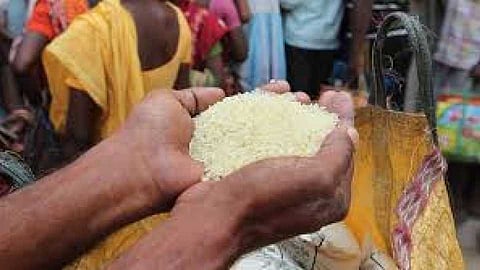 Akola News: Grain to 1.5 lakh cardholders after three months!