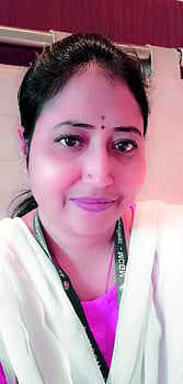 आजूबाजुला तीनशे "कोरोना' बाधीत रुग्ण...तरी ती धैर्याने देतेय वैद्यकीय सेवा ! 