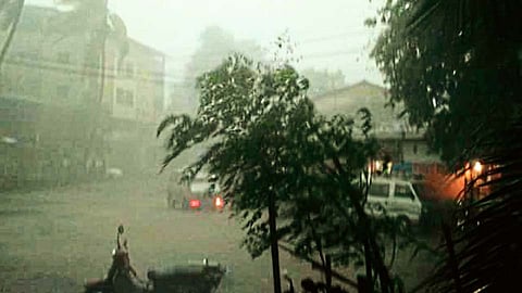 चिपळूण - चिपळूण तालुक्‍याला शनिवारी दुपारी मुसळधार पावसाने झोडपले.