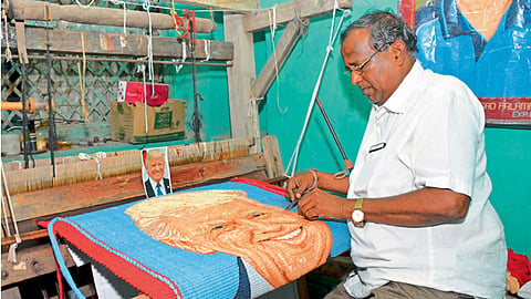 सोलापूर - डोनाल्ड ट्रम्प यांचे पोर्ट्रेट विणताना राजेंद्र अंकम.
