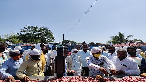 Red onion for sale in the deola market nashik marathi news