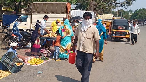पुणे : मार्केटयार्डात सोशल डिस्टन्सिंगला विक्रेत्यांकडून हरताळ