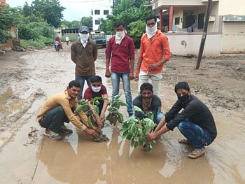 रस्त्यात खड्डे की खड्यात रस्त्या ? रस्त्यावर वृक्षारोपण करून निषेध 