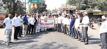 साक्रीमध्ये भाजपने केली विजबिलांची होळी 