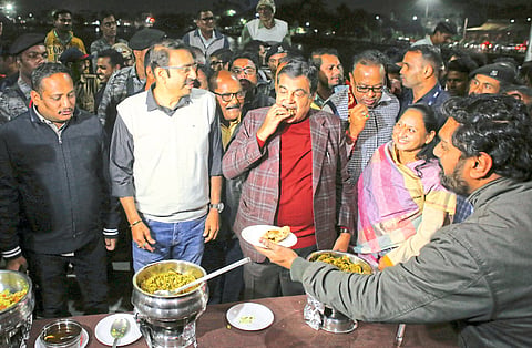 Nitin Gadkari inaugurates a food galli in Nagpur