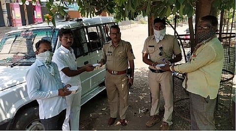 उस्मानाबाद : पोलिस निरीक्षक यू. एम. कस्तुरे यांना नाश्त्याचे वाटप करताना संतोष क्षीरसागर. यावेळी पोपट फावडे, अजय घोडके आदी. 