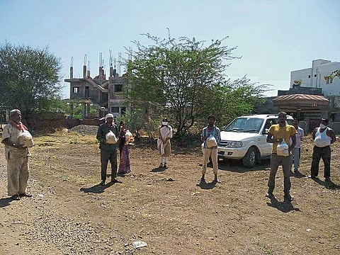 उस्मानाबाद : शहरातील समतानगर भागातील गरजूंना धान्याचे वाटप करताना राष्ट्रवादी युवती काँग्रेसच्या सक्षणा सलगर.  .