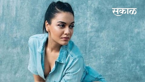 actress divya agarwal slams trolls who troll her for going back to work after father demise 