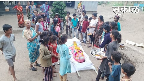 children did last rights of homeless Old woman in Nagpur   