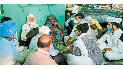 हाथरस - आम आदमी पक्षाचे खासदार संजय सिंग यांनी हाथरस बलात्कार पीडितेच्या कुटुंबीयांची भेट घेतली.