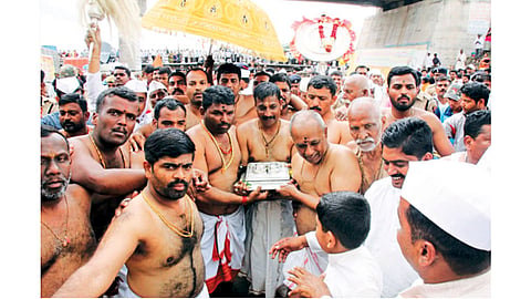 पाडेगाव - संतश्रेष्ठ ज्ञानेश्‍वर माउलींच्या पादुकांना शुक्रवारी नीरा नदीत स्नान घातल्यानंतर पालखी रथाकडे पादुका नेताना  मानकरी.