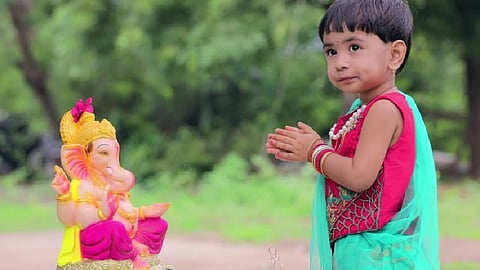 मुंबईत गणेशोत्सवाला सुरुवात, कोरोनाचं सावट दूर करण्याचं लाडक्या बाप्पाकडे साकडं