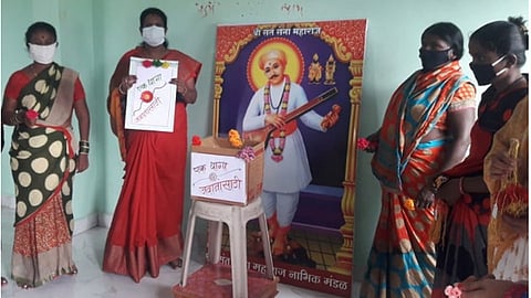 तळेगाव ढमढेरे (ता.शिरूर) येथील महिलांनी जवानांसाठी राख्या पाठविल्या.