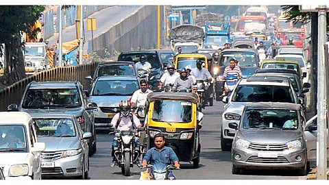 कुंदननगर, कासारवाडी - जुन्या पुणे-मुंबई महामार्गावर सेवारस्त्यावर होणाऱ्या पार्किंगमुळे झालेली वाहतूक कोंडी.