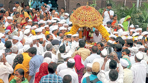 देहू - संत तुकाराम महाराज बीजेच्या सोहळ्यासाठी देऊळवाड्यातून मार्गस्थ झालेली पालखी.