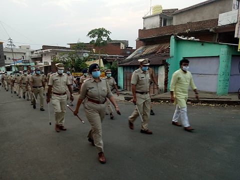 कोरोनाच्या पार्श्वभूमीवर आपत्कालीन परिस्थितीत पोलिसांनी राबवलेल्या मॉक ड्रिलचे दृश्‍य