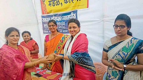 कोरेगाव - समारंभात वैशाली शिंदे यांचा विशेष सत्कार करताना वंदना शिंदे. त्या वेळी स्मिता पवार, पूनम कदम, प्रतिभा बर्गे.