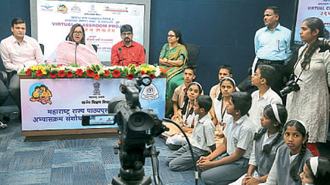 शिवाजीनगर - ई-बालभारतीमध्ये शालेय शिक्षणमंत्री वर्षा गायकवाड यांनी व्हर्च्युअल क्‍लासरूमद्वारे ग्रामीण भागातील विद्यार्थ्यांशी संवाद साधला.