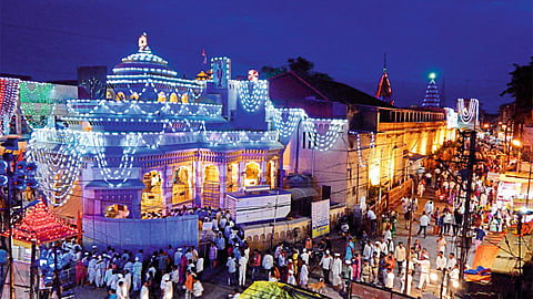 पंढरपूर - येथे श्री विठ्ठल- रुक्‍मिणी मंदिरावर केलेली आकर्षक विद्युत रोषणाई.